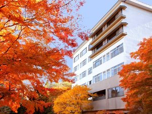 【庭の紅葉】真っ赤なもみじ越しに東客室棟「天空の庭」を望む