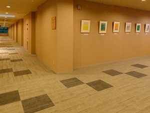 廊下に静かに佇む、季節を映すアート。心豊かな大人の空間