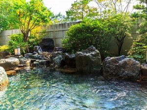 千年の時が育んだ、トロリとろける名湯。昼の光の下、心ゆくまで素肌を潤す。