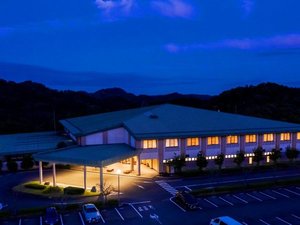 山並みに抱かれ、静かに佇む。非日常のひとときを約束する大人の空間。