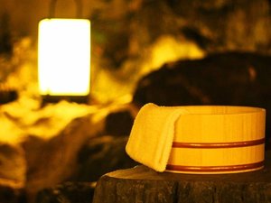 夜の静寂と、優しい灯りの温もり。千年の湯に浸り、深く心を癒やすひととき。