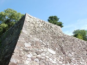 当館から車で約30分。松坂城跡の最大の見どころは、豪壮に積み上げられた美しい「石垣」。