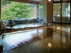 広々とした女性大浴場からは、四季折々の景色が楽しめます。窓の外には開放感あふれる露天風呂