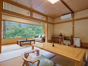 谷川岳を望む、やさしい光が差し込む和室。自然と調和する静寂の時間を