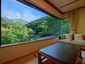 大きな窓の先に広がるのは、谷川岳と渓流が織りなす絶景
