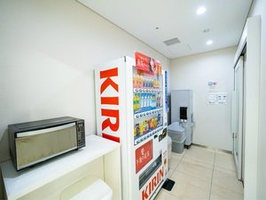 自動販売機・電子レンジは1階フロント横にございます