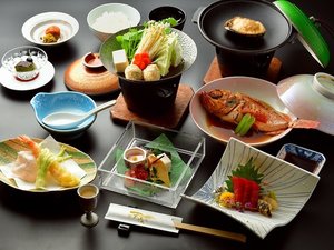 当館のスタンダード会席プランの「和食膳」です。※季節や仕入れによって変更となる場合がございます