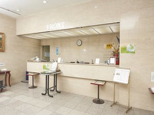 フロント:スムーズなチェックインをサポートするフロントデスクです!