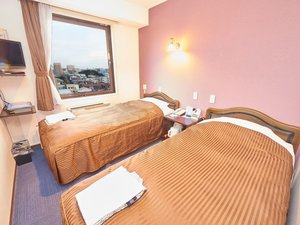 ツインルーム(昼):プライバシーを重視した、2つのシングルベッド付き。
