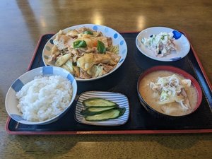 レストランメニュー 一例:和洋折衷の料理が魅力のレストラン。