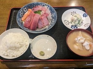 レストランメニュー 一例:和洋折衷の料理が魅力のレストラン。