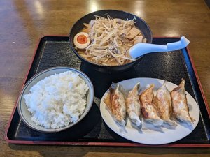 レストランメニュー 一例:和洋折衷の料理が魅力のレストラン。