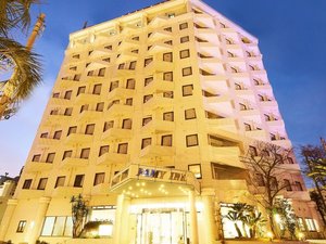 外観:夜はライトアップして落ち着いた雰囲気を残しつつお出迎えします。