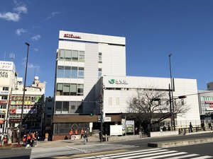 当館最寄りの巣鴨駅/JR山手線と都営三田線の2路線/駅ビル「アトレヴィ巣鴨」もあって便利な立地。