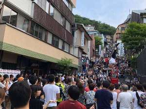 石段大道芸の風景 例年8月中旬に開催されます