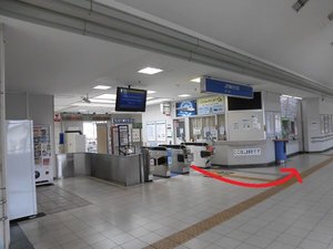 JR桜井駅から改札を出たら左方向(近鉄桜井駅方面)に進んでください。