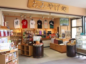 【おみやげ処】「翡翠」「銘菓」「地酒」をはじめ、糸魚川の名産品などを豊富に取り揃えています。