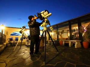星空テラスのコンシェルジュと夜の天体観測が好評です