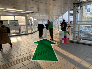 【アクセスA】正面に見えるリストレジデンス辻堂タワーへつながる歩道橋を直進していきます