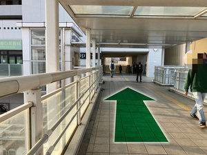 【アクセスB】道なりに進むと正面に上り専用エスカレーターと階段が出てきますのでそのまま階段を下ります