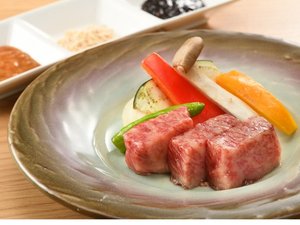 お肉は国産牛を使用し鉄板で焼く贅沢な夕食
