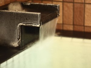 道後温泉本館と同じ100%源泉かけ流しの湯をお楽しみ下さい。ご宿泊者は20:15〜24:00まで貸切風呂1回無料♪