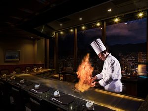 【古鷹】呉市街と休山を眺めながら,目の前で豪快に焼き上げる極上ステーキをお召し上がりいただけます。