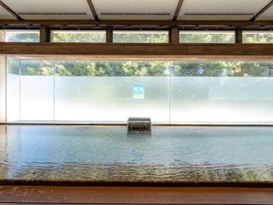 自然光溢れる大浴場無色透明のさらりとした泉質のお湯は、まさに「いたわりの湯」
