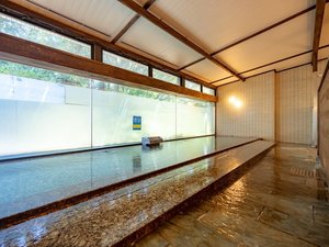 自然光溢れる大浴場無色透明のさらりとした泉質のお湯は、まさに「いたわりの湯」