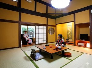 高天井のお部屋例:本間の8畳の和室。天所の梁は90年前のままです。お庭には信楽焼露天風呂。朝夕部屋食