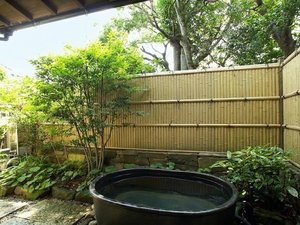 お部屋併設の露天風呂例:滞在中ずっとご利用頂けます。温泉ではございません。