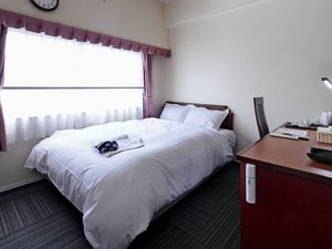 シングルA・セミダブル ホテル専用壁掛け43型スマートテレビを導入 ベッドはシモンズベッドを使用