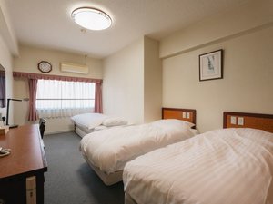 トリプル ホテル専用壁掛け43型スマートテレビを導入 ベッドはシモンズベッドを使用