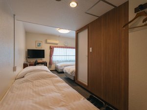 ファミリー ホテル専用壁掛け43型スマートテレビを導入 ベッドはシモンズベッドを使用