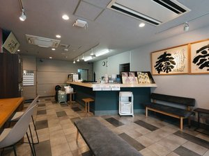 【フロント】チェックイン・アウトはこちらでどうぞ