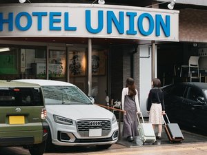 ホテルエントランス:桜島溶岩を敷きつめています
