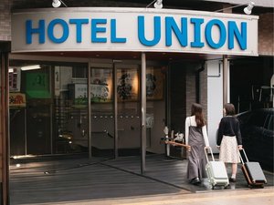 ホテルエントランス:桜島溶岩を敷きつめています