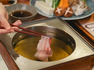 【黒豚しゃぶしゃぶ】さっと出汁にくぐらせて
