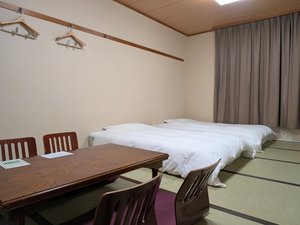 ツインベッドと広々ご利用いただける畳敷きの和室