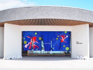大判の暖簾が四季折々で異なるデザインを施してお出迎え