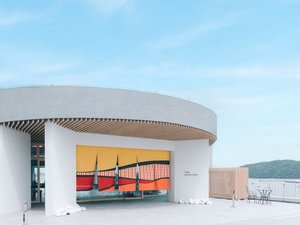 【玄関】大判の暖簾が四季折々で異なるデザインを施してお出迎え
