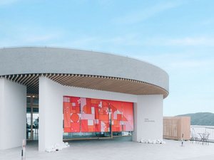 【玄関】大判の暖簾が四季折々で異なるデザインを施してお出迎え