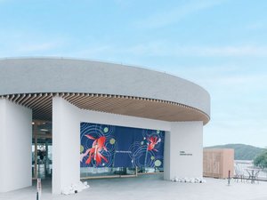 【玄関】大判の暖簾が四季折々で異なるデザインを施してお出迎え