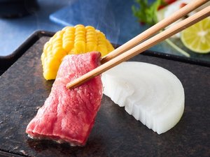 ■淡路島産サーロインステーキを石の上で焼き上げ、旨味をぎゅっと閉じ込めます!※写真はイメージです。