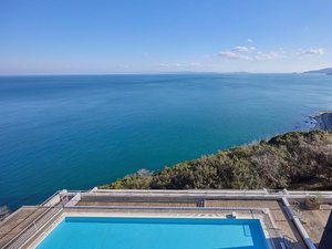 夏季限定のオーシャンビュープール。