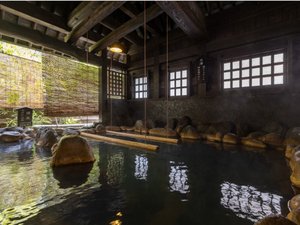 『里の湯』人気の宿泊者専用半露天風呂には立ち湯がございます