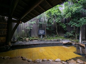 代官の湯三百年の歴史、露天「代官の湯」はこんこんと湧き出る温泉はお客様の疲れを癒してくれる