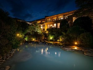 【露天風呂】夜は灯りが彩り神秘的な青磁色の湯に。心身共にリラックス。