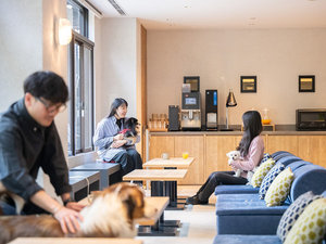 朝食は外がみえる開放的なカフェで doggy も一緒にお食事を。