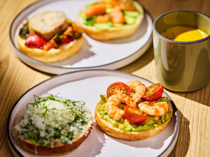 朝食|2つの味が楽しめるホテルオリジナルのオープンベーグルサンド。